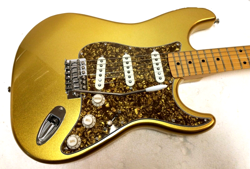 GOLD STRATOCASTER W/FENDER