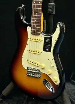 FENDER AMERICAN VINTAGE II 1961 STRATOCASTER  3 COLOR SUNBURST        2024