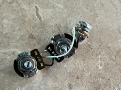 SET 1980 FENDER STRATOCASTER LEAD MUSTANG JAZZ BASS GUITAR POTS HARNESS 250K