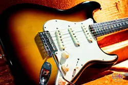 FENDER AMERICAN VINTAGE II 1961 STRATOCASTER 3-COLOR SUNBURST 2023
