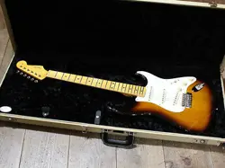 FENDER ERIC JOHNSON STRATOCASTER MAPLE 2 COLOR SUNBURST