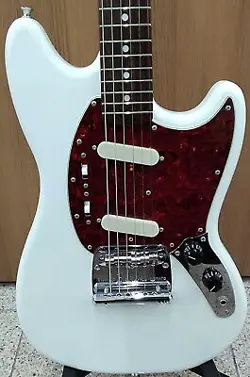 FENDER TRADITIONAL 60S MUSTANG USED 2022 BASSWOOD BODY MAPLE NECK W/GIG CASE