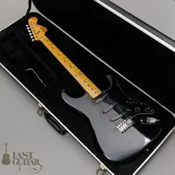 STRATOCASTER '80 BLACK/MAPLE