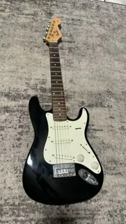 FENDER  BLACK SQUIER MINI RIGHT-HANDED 6-STRING STRATOCASTER ELECTRIC GUITAR