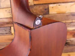 GUITAR NATURAL ISSUE