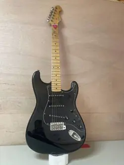 SERIES STRATOCASTER SQUIER