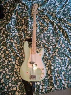 FENDER STRAT BASS