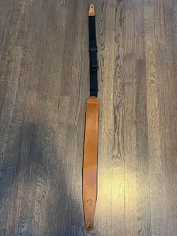 LIGHTLY USED FENDER RIGHT HEIGHT LEATHER GUITAR STRAP COGNAC