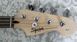 FENDER SQUIRE BASS GUITAR & RUMBLE 15 AMP