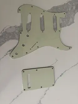 GENUINE FENDER STRATOCASTER/STRAT 3-PLY 11-HOLE GUITAR PICKGUARD - MINT GREEN