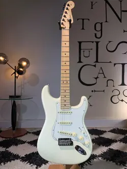 FENDER AMERICAN PROFESSIONAL STRATOCASTER WITH MAPLE FRETBOARD 2017