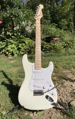 SQUIER BY FENDER BULLET STRATOCASTER OLYMPIC WHITE WITH TREMOLO