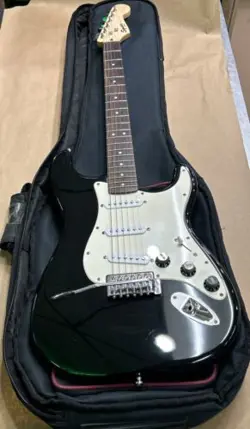 STRATOCASTER SQUIRE BLACK