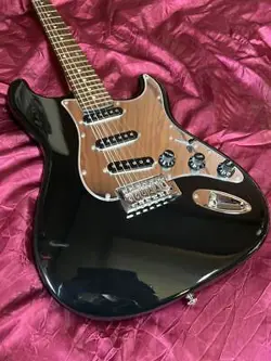 MAVIS STRATOCASTER GUITAR