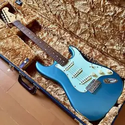 FENDER MEX VINTERA ROAD WORN '60S STRATOCASTER WITH NAVY BLUE HARD CASE