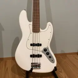 FENDER PLAYER JAZZ BASS FLETLESS WHITE