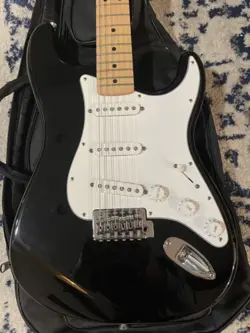 2006 FENDER STRATOCASTER - EXCELLENT CONDITION WITH GIG BAG