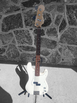 FENDER PLAYER PRECISION BASS WITH PAU FERRO FRETBOARD, POLAR WHITE, 2021