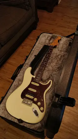 FENDER AMERICAN PROFESSIONAL II STRATOCASTER GUITAR HSS ROSEWOOD FB CREAM