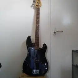 FENDER BASS GUITAR #YN92KF