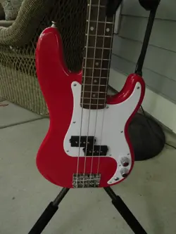 FENDER SQUIER MINI P-BASS ELECTRIC BASS