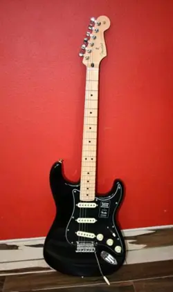 FENDER CUSTOM SHOP STRATOCASTER WITH CARRY CASE