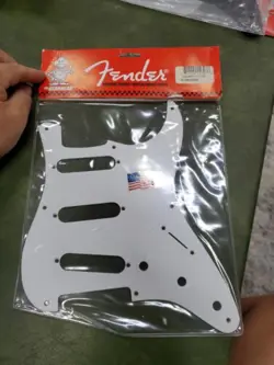 FENDER 8-HOLE '57 STRAT PICKGUARD WHITE SINGLE PLY