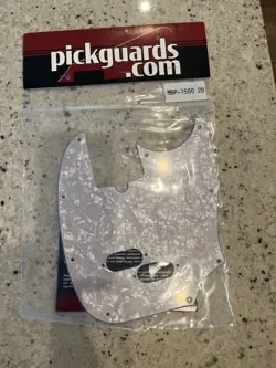 FENDER MUSTANG BASS PICKGUARD PEARL WHITE
