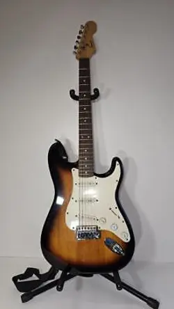 FENDER SQUIER BULLET STRATOCASTER (P19006096)