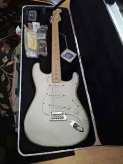 2010 FENDER STRATOCASTER NEW, NEVER PLAYED