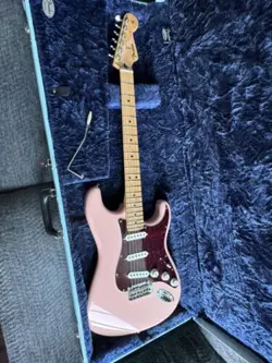 FENDER PLAYER STRATOCASTER SHELL PINK ELECTRIC GUITAR MAPLE NECK  WITH HARD CASE