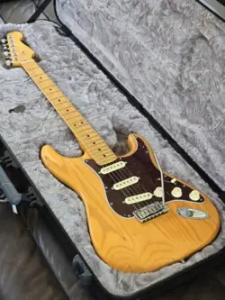 FENDER AMERICAN ULTRA STRATOCASTER RIGHT-HANDED ELECTRIC GUITAR - NATURAL