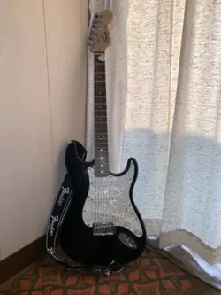 BLACK FENDER SQUIRE STRATOCASTER