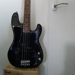 FENDER BASS GUITAR