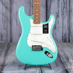 FENDER PLAYER STRATOCASTER, SEA FOAM GREEN