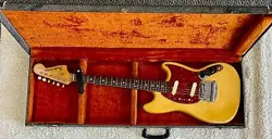 VINTAGE 1965 FENDER MUSTANG ELECTRIC GUITAR IN OLYMPIC WHITE WITH ORIGINAL CASE