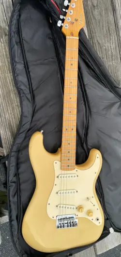 FENDER  STRATOCASTER  1983