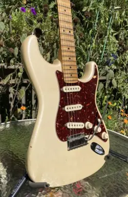 DELUXE STRATOCASTER AGED