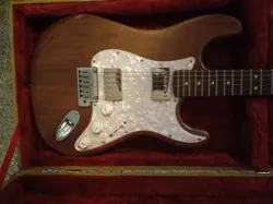 STRAT STYLE WALNUT