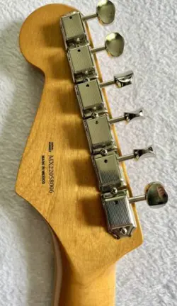 STRATOCASTER GUITAR RIGHT