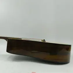 MODEL WOODEN 6-STRING