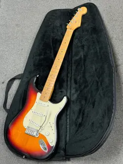 FENDER STRATOCASTER ELECTRIC GUITAR SUNBURST 2000-2001 USA MADE **EXCELLENT**