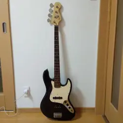 SQUIER FENDER BASS
