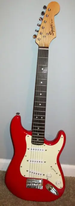 RED FENDER SQUIER MINI STRATOCASTER ELECTRIC GUITAR  - & CARRY BAG