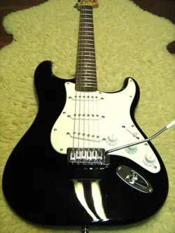 FENDER 2018 SQUIER AFFINITY STRATOCASTER BLACK W/PADDED GIG BAG