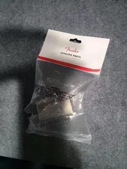 FENDER VINTAGE-STYLE STANDARD