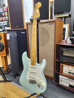 REISSUE STRATOCASTER SURF