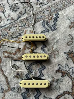 FENDER STRATOCASTER 2002 PICKUPS