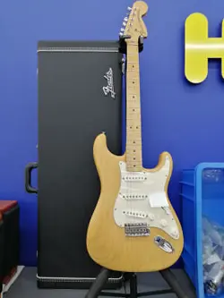 FENDER AMERICAN VINTAGE 70S STRATOCASTER ELECTRIC GUITAR