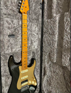 ELECTRIC GUITAR FENDER AMERICAN ULTRA STRATOCASTER HSS BLACK MAPLE NECK & CASE